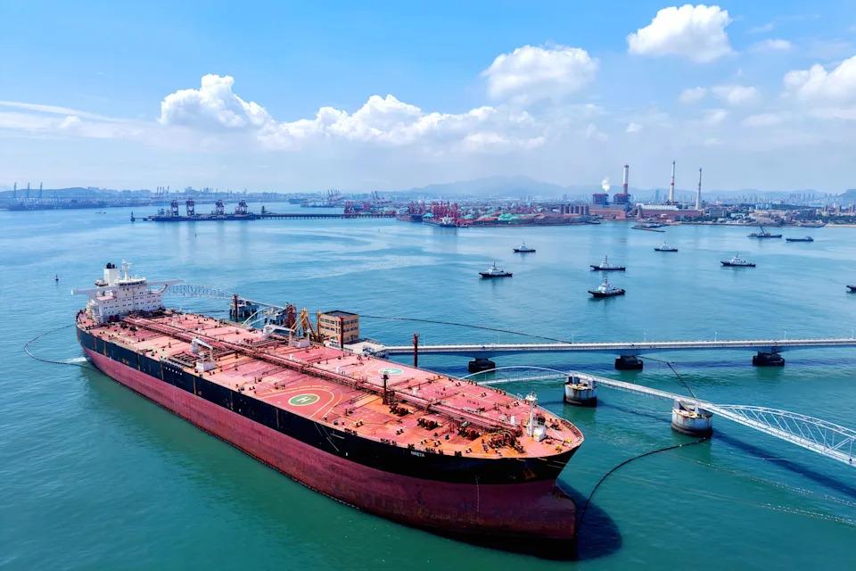 Pétrolier amarré à un terminal portuaire